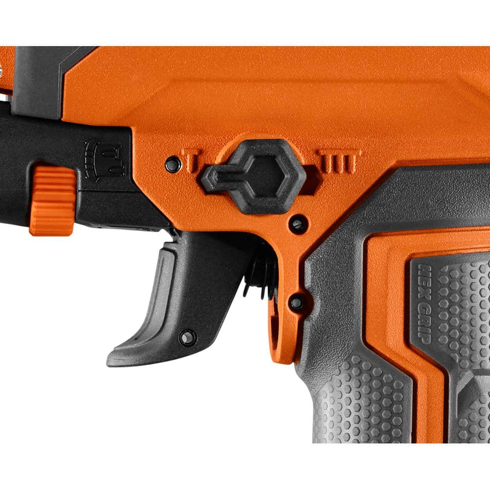 Clavadora neumática de clavos de 2-1/8 pulg. de calibre 18 con tecnología CLEAN DRIVE y bolsa de herramientas