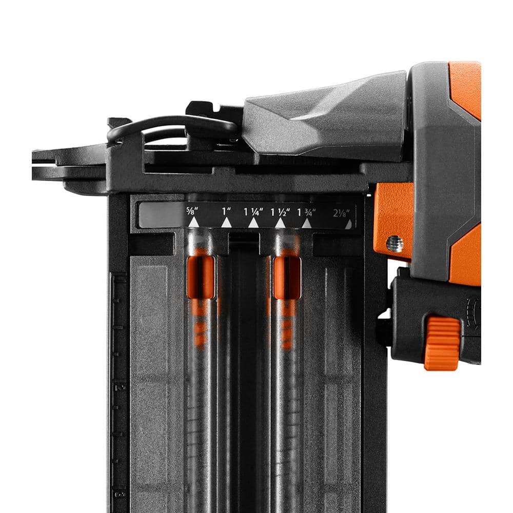 Clavadora neumática de clavos de 2-1/8 pulg. de calibre 18 con tecnología CLEAN DRIVE y bolsa de herramientas