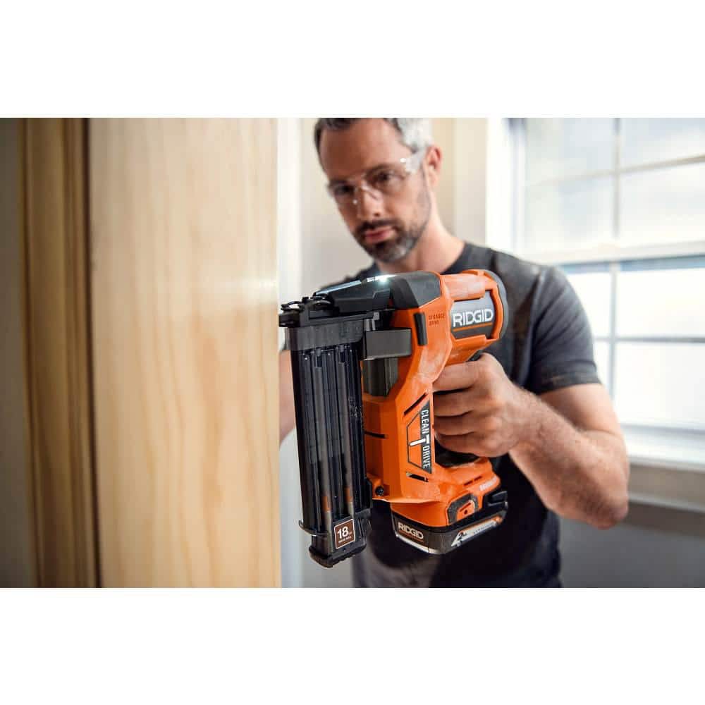 Clavadora inalámbrica sin escobillas de 18 V, calibre 18, 2-1/8 pulg., con tecnología CLEAN DRIVE, batería de 2.0 Ah y cargador