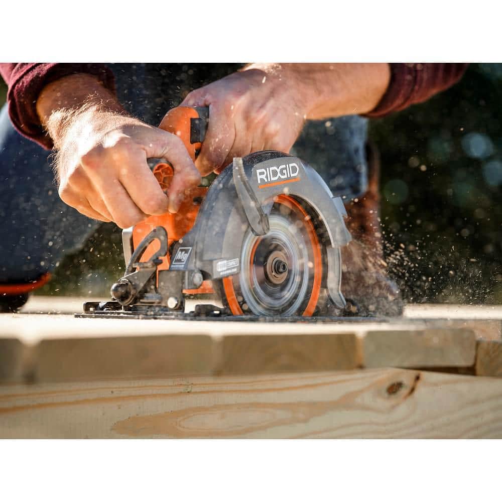 Kit de sierra circular inalámbrica subcompacta de 18 V sin escobillas de 6-1/2 pulg. con batería de 4.0 Ah de salida máxima y cargador R8656K